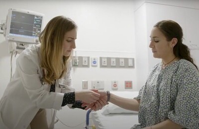 Кодирование Аквилонг в Сызрани Врач держит пациентку за руку