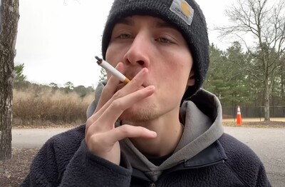 Лечение зависимости от табакокурения в Сызрани Мужчина с сигаретой делает затяжку