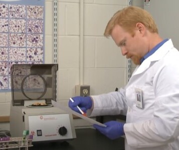 Клиника лечения наркозависимости в Сызрани Врач в кабинете клиники