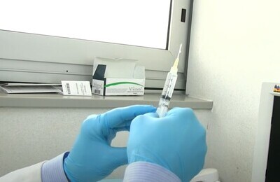 Проведение кодирования Вивитролом в Сызрани Шприц с Вивитролом в руках у врача